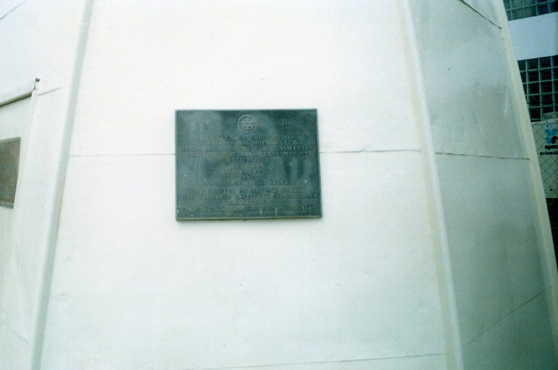 1985 commemoration plaque