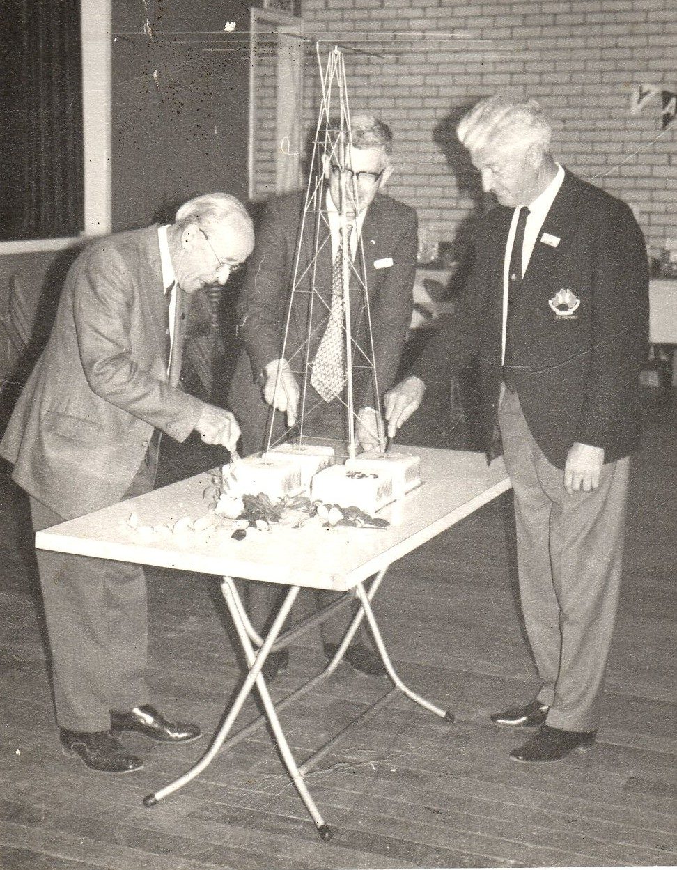 Photo2 VK7MX VK7PF VK7AL 50th Cake Cutting